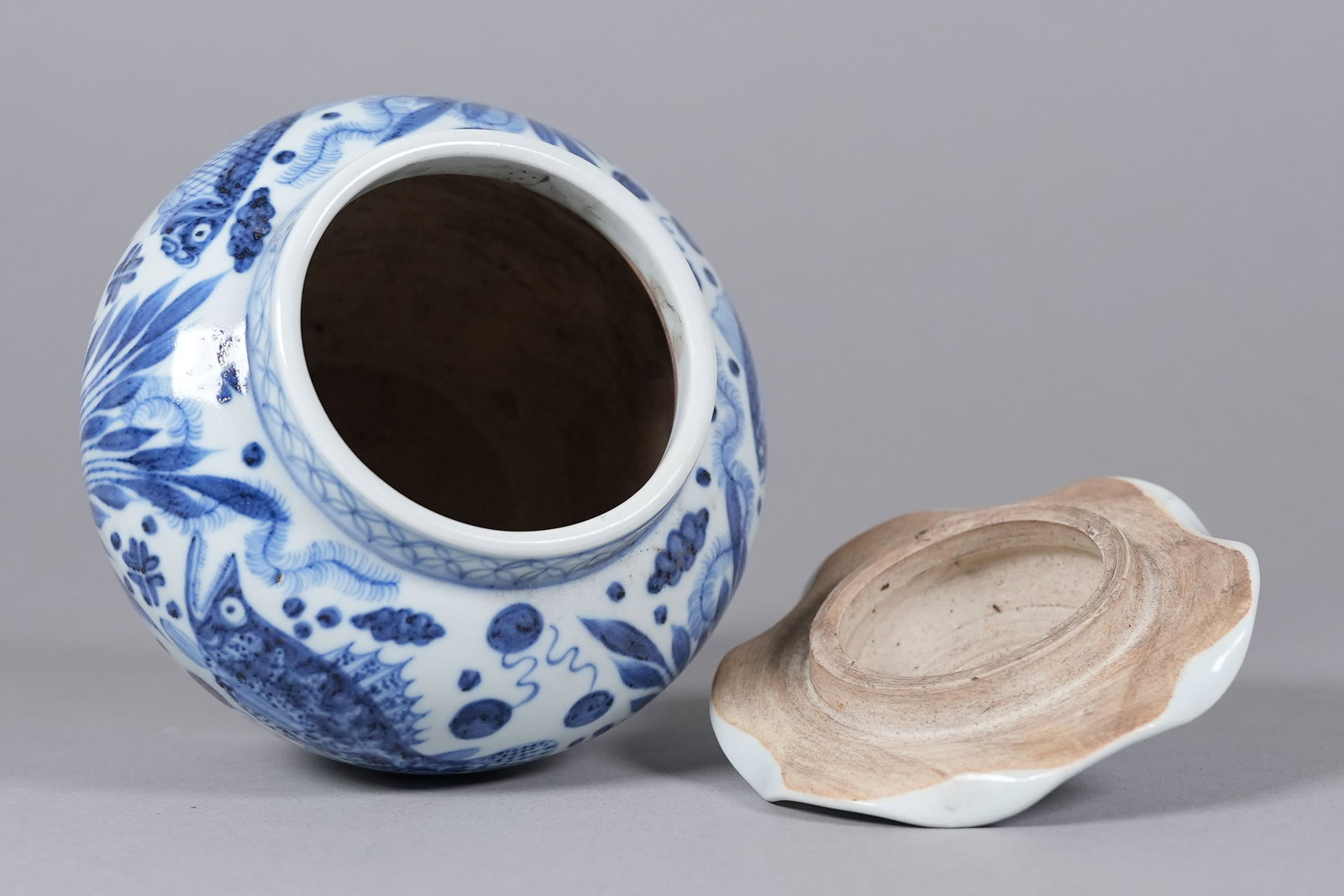 Chinese fine b/w lidded jar - 3