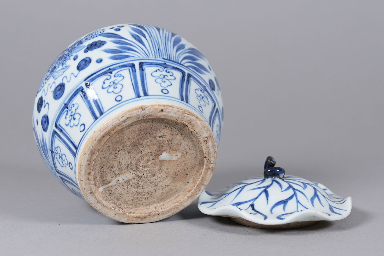 Chinese fine b/w lidded jar - 4