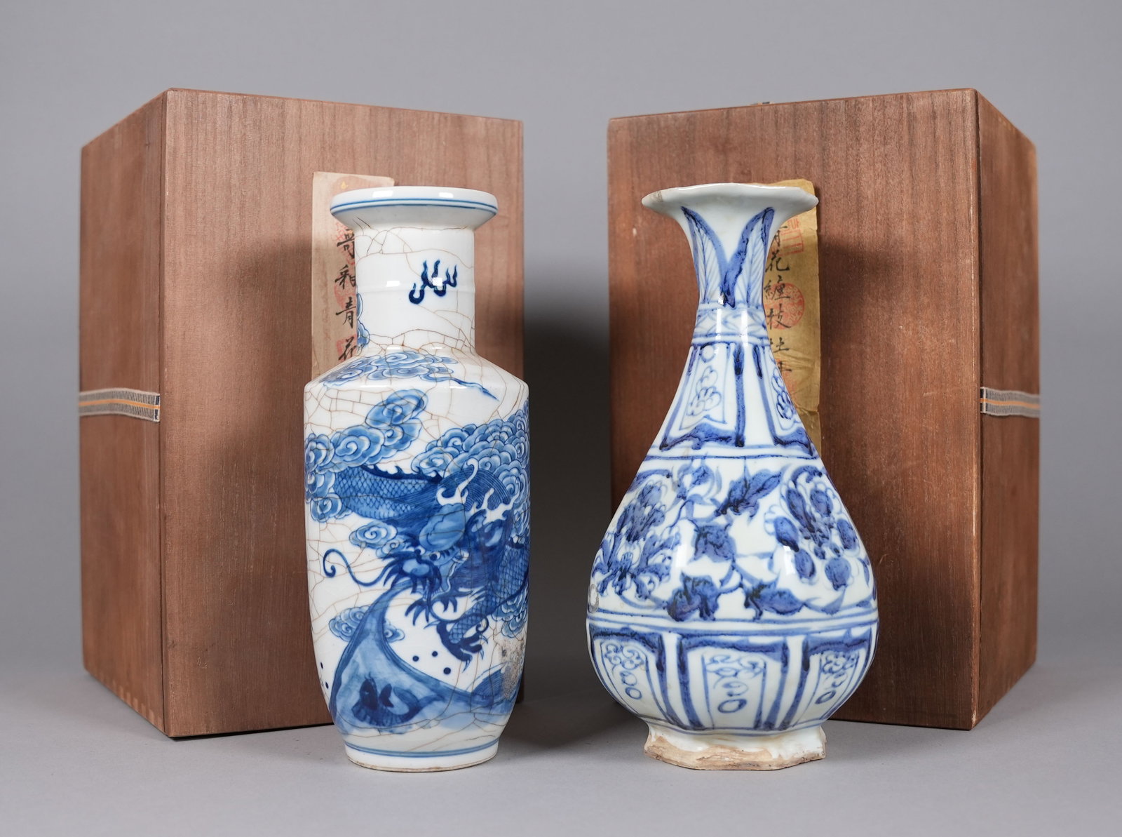 2 Chinese b/w fine vase with box: 2 Chinese blue and white vase with wooden box. Largest H: 10.4" x W: 5.5."