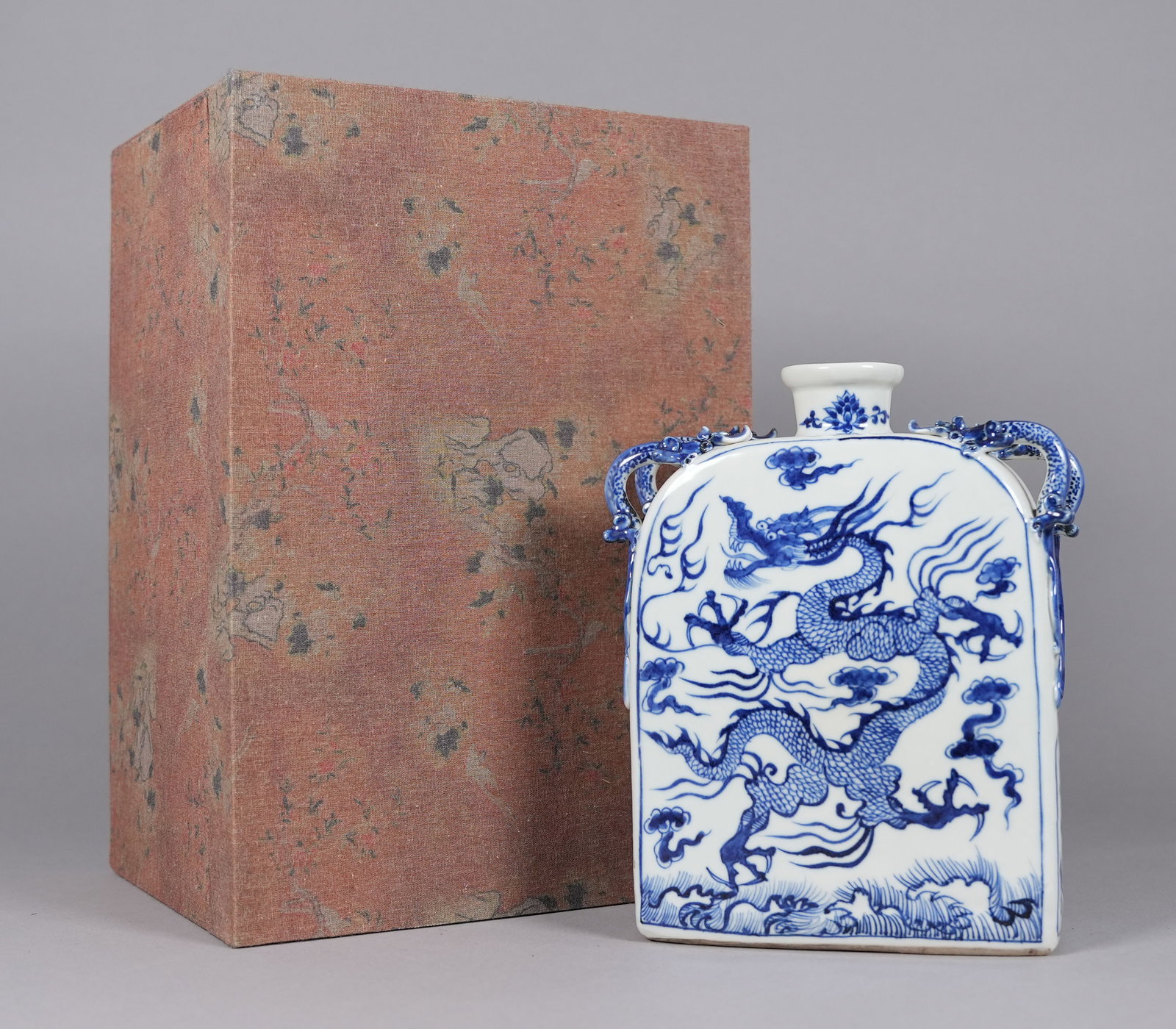 Chinese fine b/w flask vase with silk box (1 of 7)