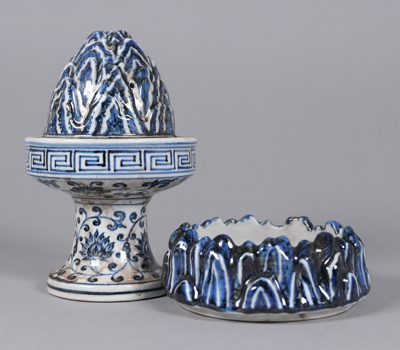 2 Chinese heavy b/w porcelains: 2 Chinese fine heavy blue and white porcelains, largest H: 7.6" x W: 4.5."