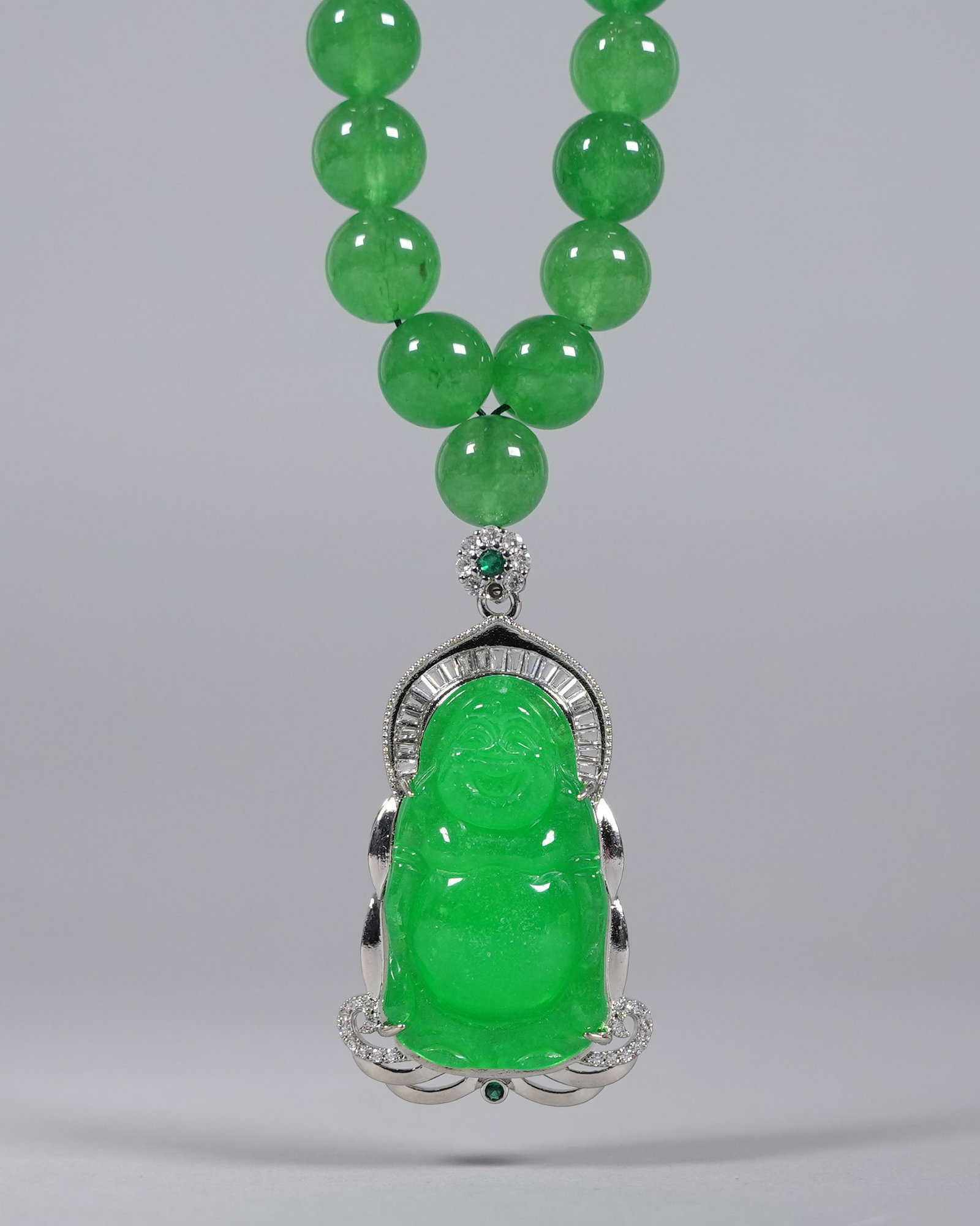 Chinese fine apple green necklace: Chinese fine apple green necklace.