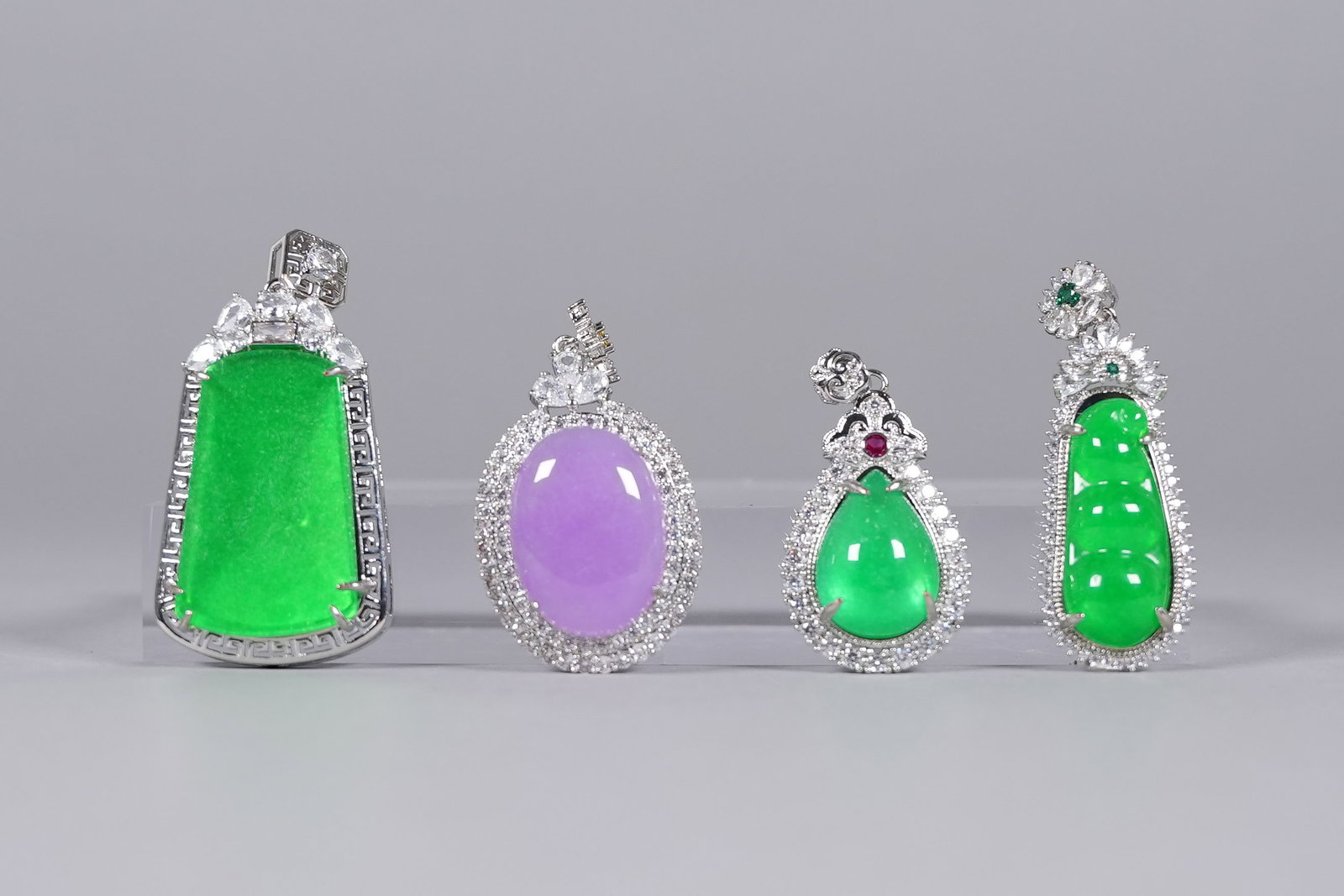 Lots Chinese apple green pendants: Lots Chinese fine apple green pendants.