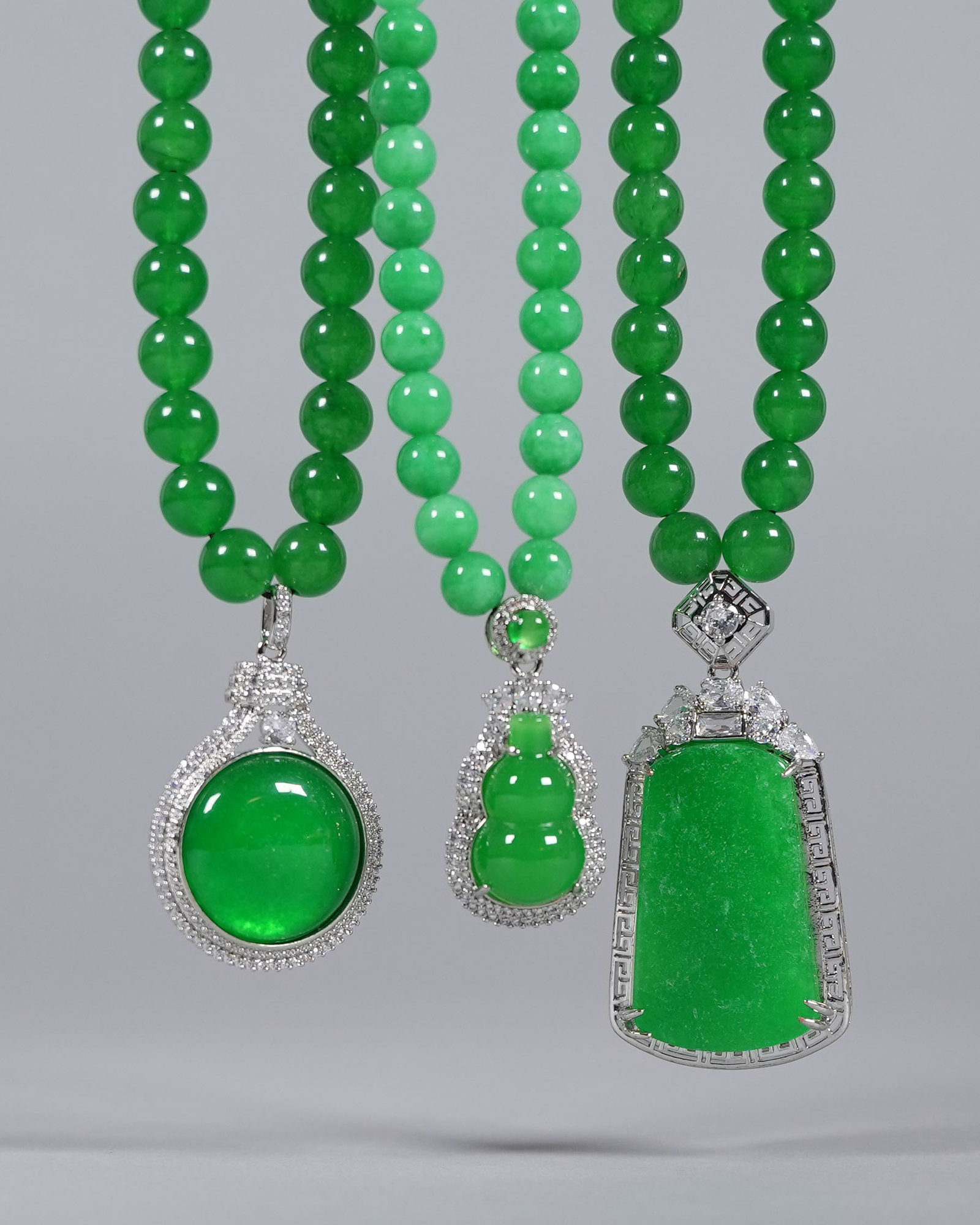 3 Chinese fine apple green jewelry: 3 Chinese fine apple green jewelry.