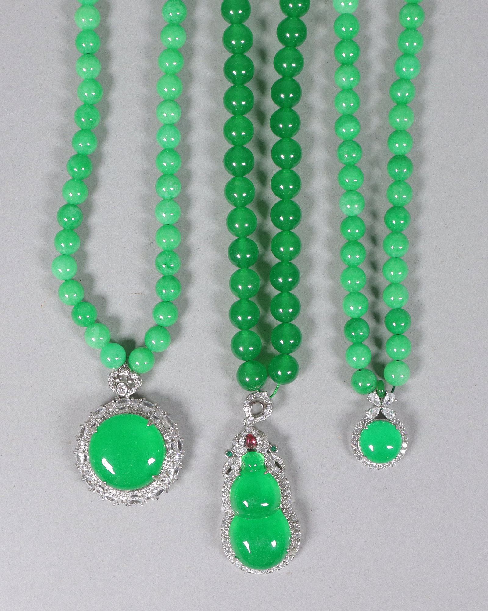 3 Chinese fine apple green jewelry: 3 Chinese fine apple green jewelry.
