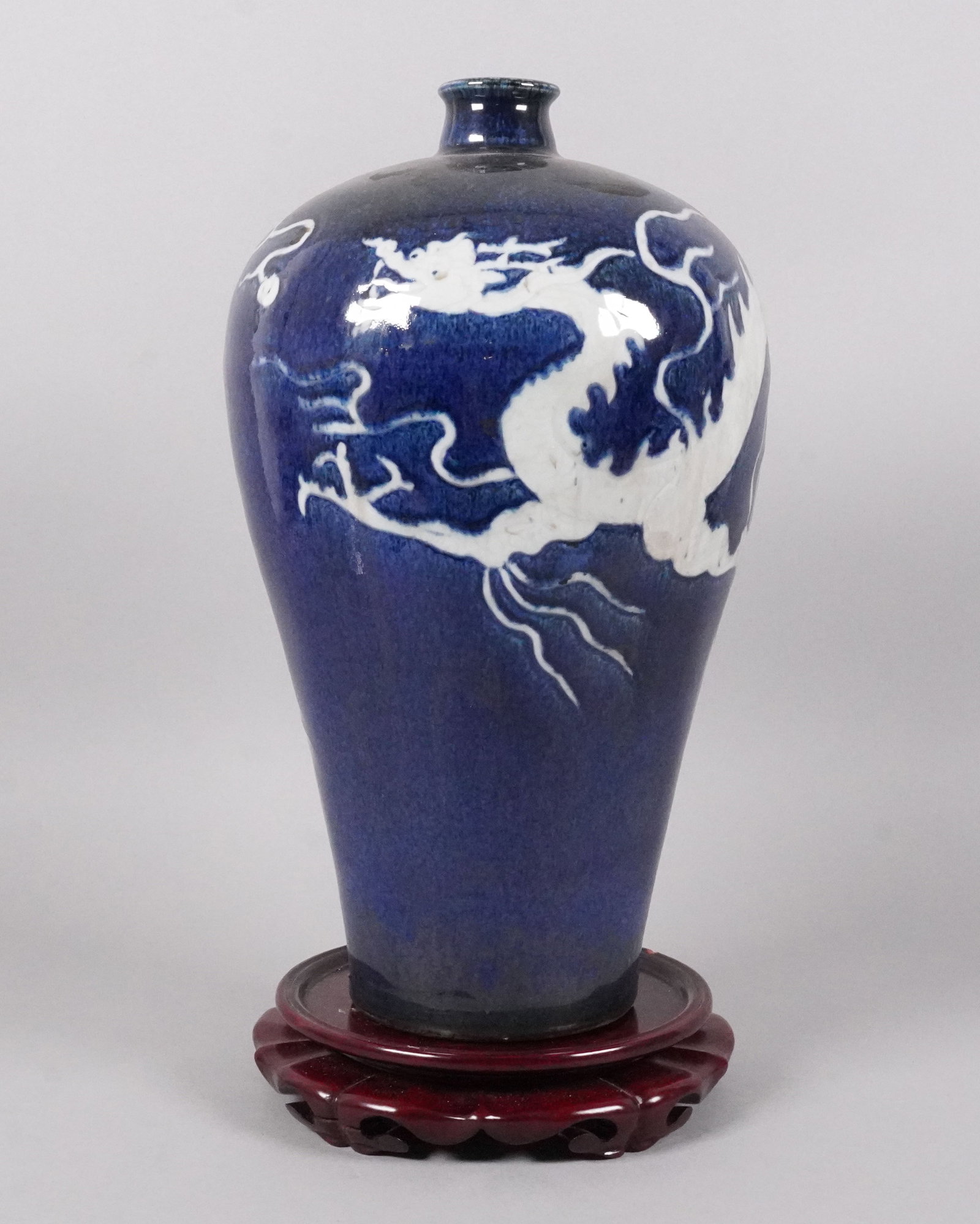 Chinese fine blue dragon vase (1 of 7)