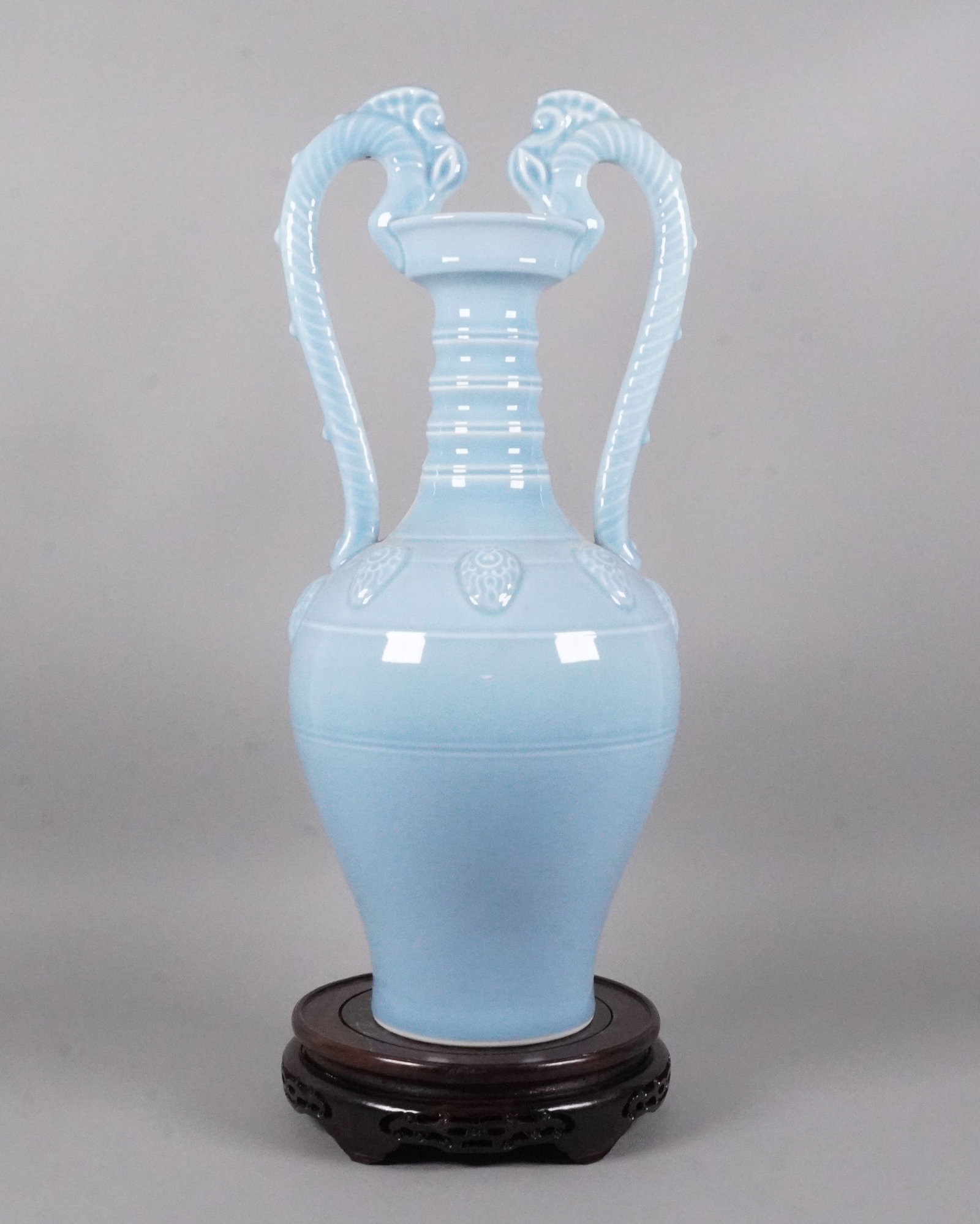 Chinese fine handled dragon vase (1 of 7)