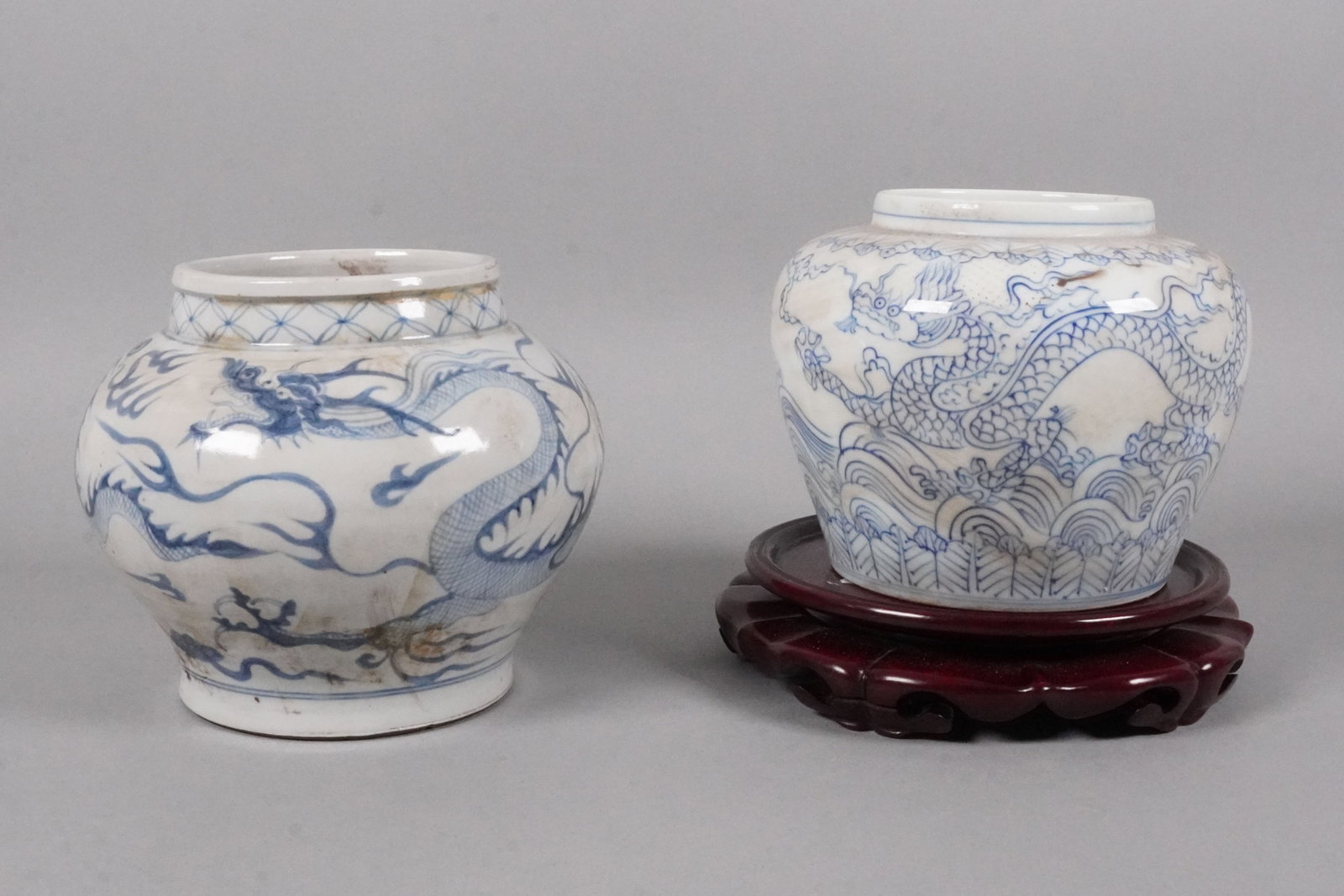 2 Chinese fine b/w jar: 2 Chinese fine blue and white jars.