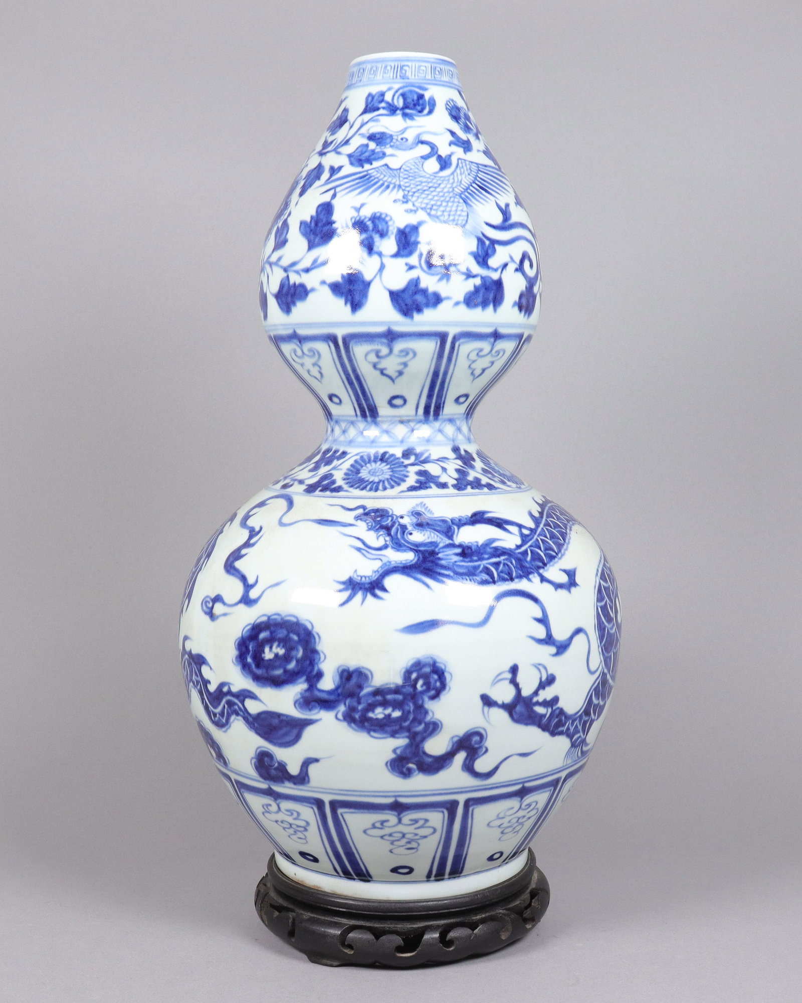 Chinese tall b/w gourd vase: Chinese tall fine blue and white gourd vase. H: 19" x W: 10.1."