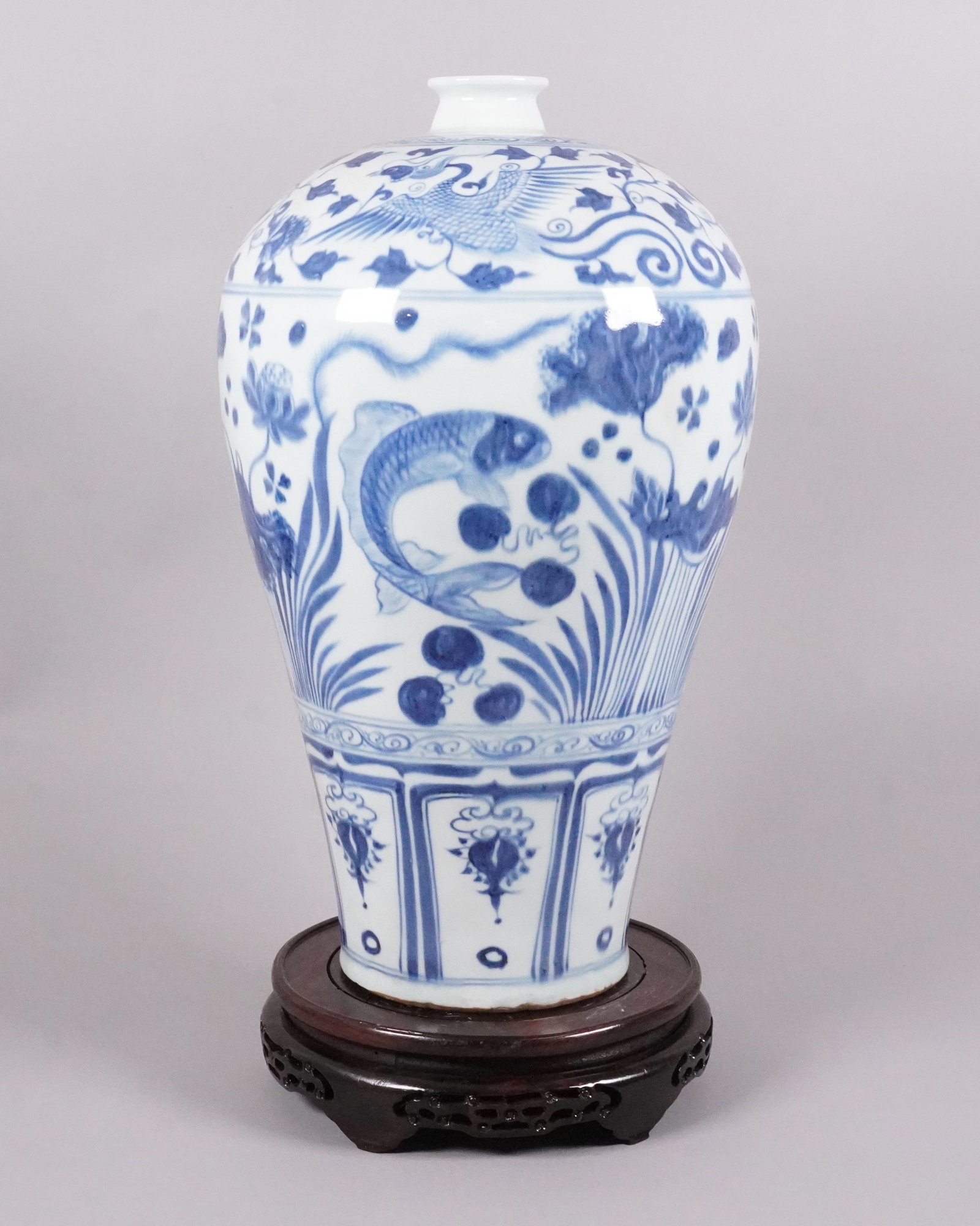 Chinese tall b/w fine vase (1 of 7)