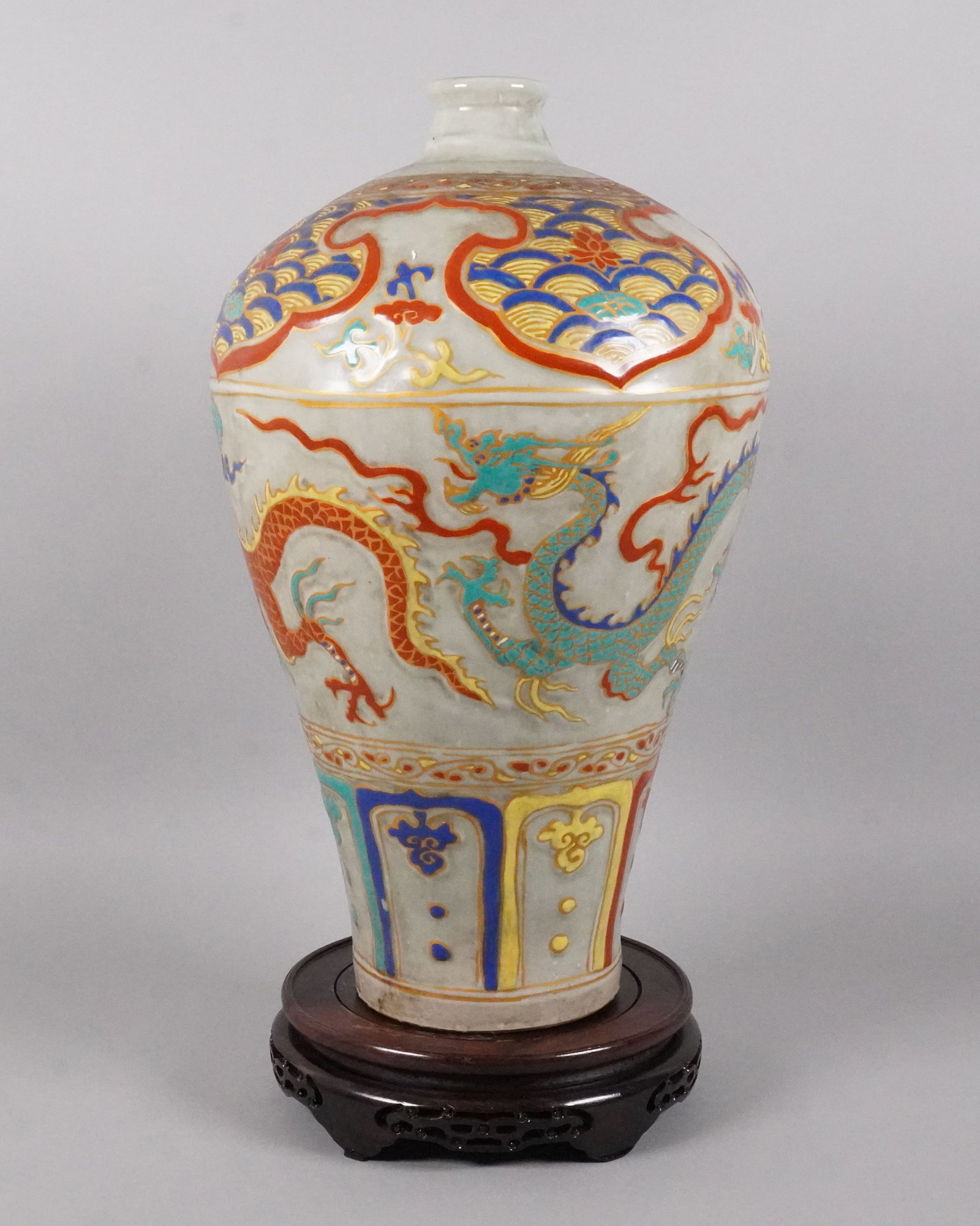 Chinese tall fancy dragon vase: Chinese tall fine fancy dragon vase. H: 18" x W: 12.1."