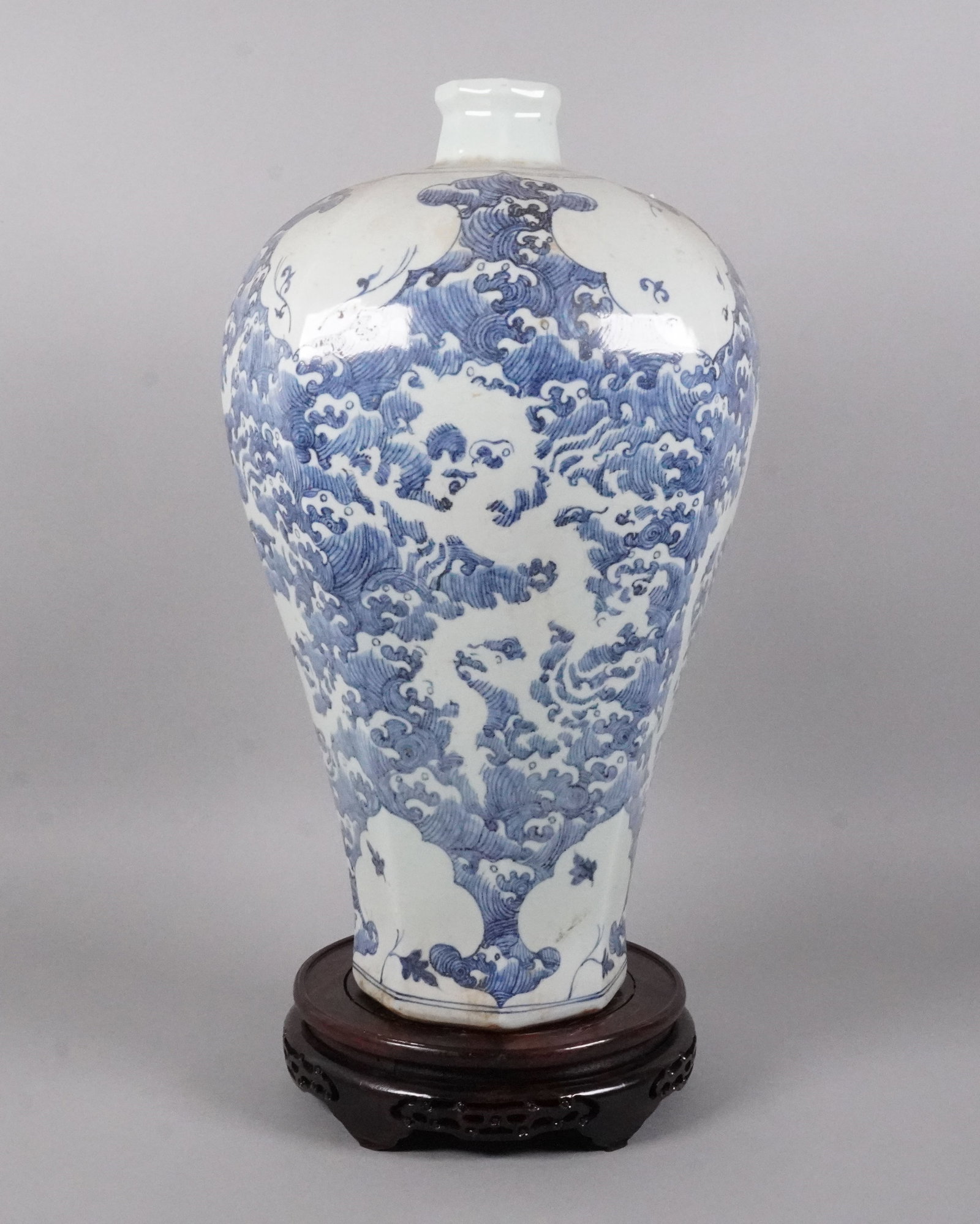 Chinese tall b/w dragon vase: Chinese tall blue and white dragon vase. H: 18.5" x W: 10."