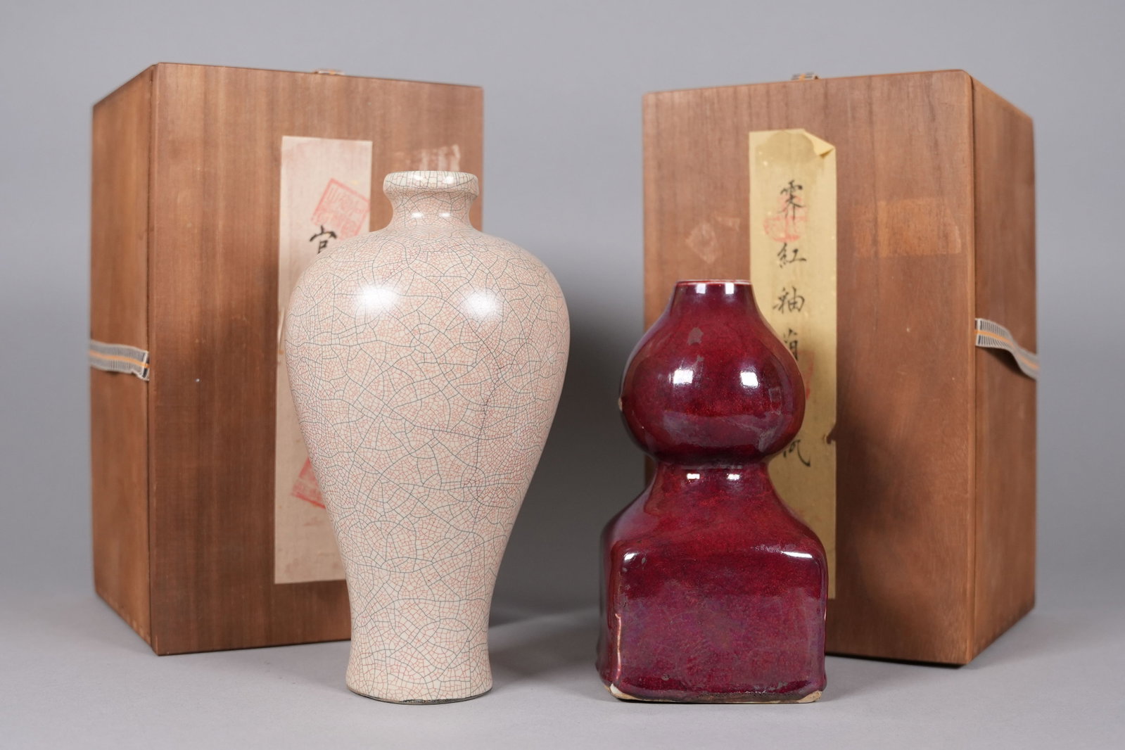 2 Chinese fine vase with box: 2 Chinese fine vase with wooden box. Largest H: 8.9" x W: 5."