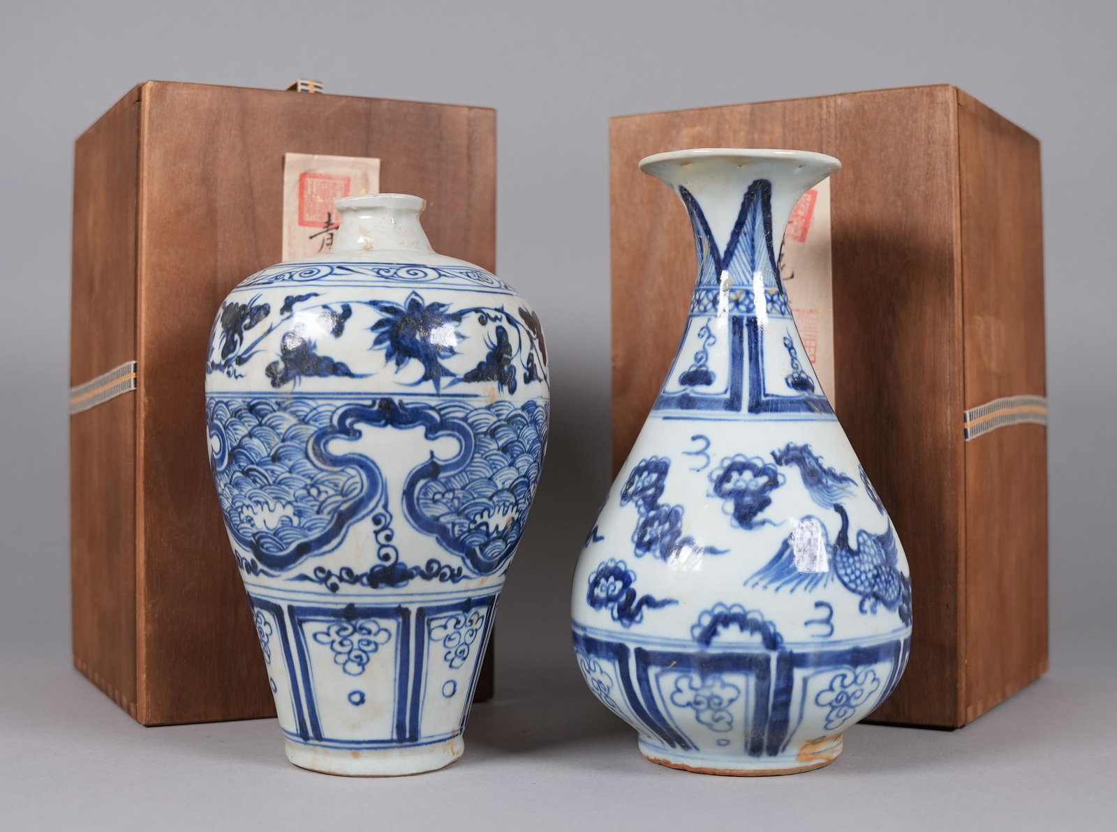 2 Chinese fine b/w vase with box: 2 Chinese fine blue and white vase, with wooden box. Largest H: 10.25" x W: 4.26."