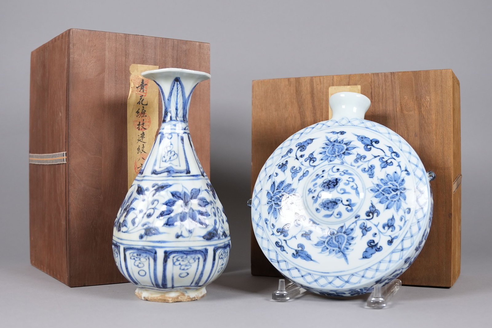 2 Chinese fine b/w vase with box: 2 Chinese blue and white fine vase with box.