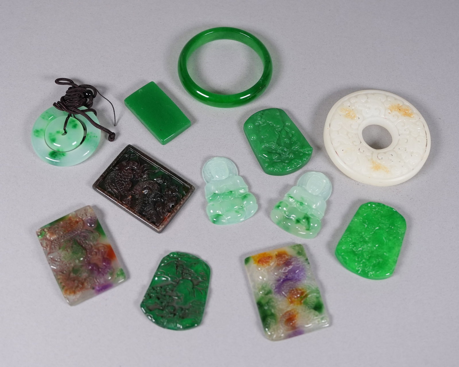 Lots Chinese fine apple green items: Lots Chinese apple green items.