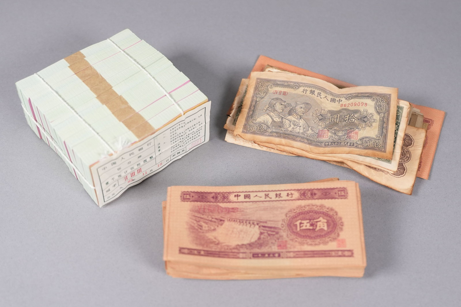 Lots Chinese currency ungraded: Lots Chinese currency ungraded, all sales are final, we do not guarantee its material, or age, or markings. Condition selling it as is, no return.