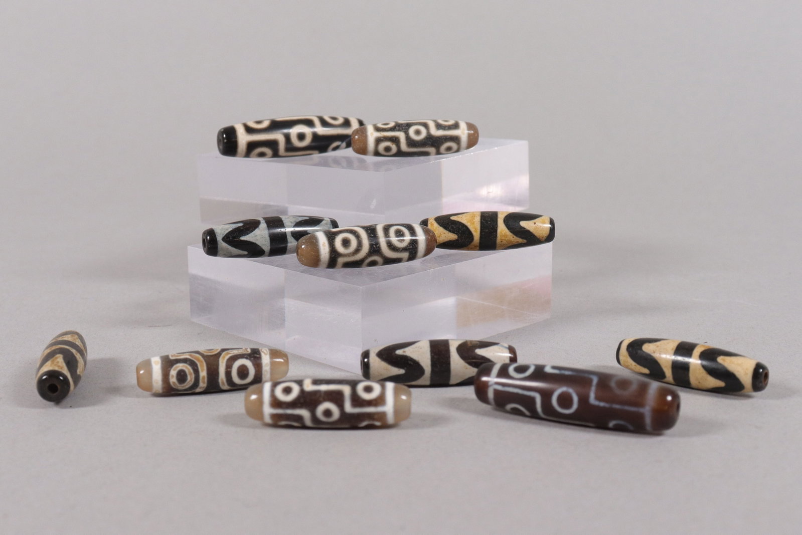 Lots Chinese dzi beads: Lots Chinese dzi beads.