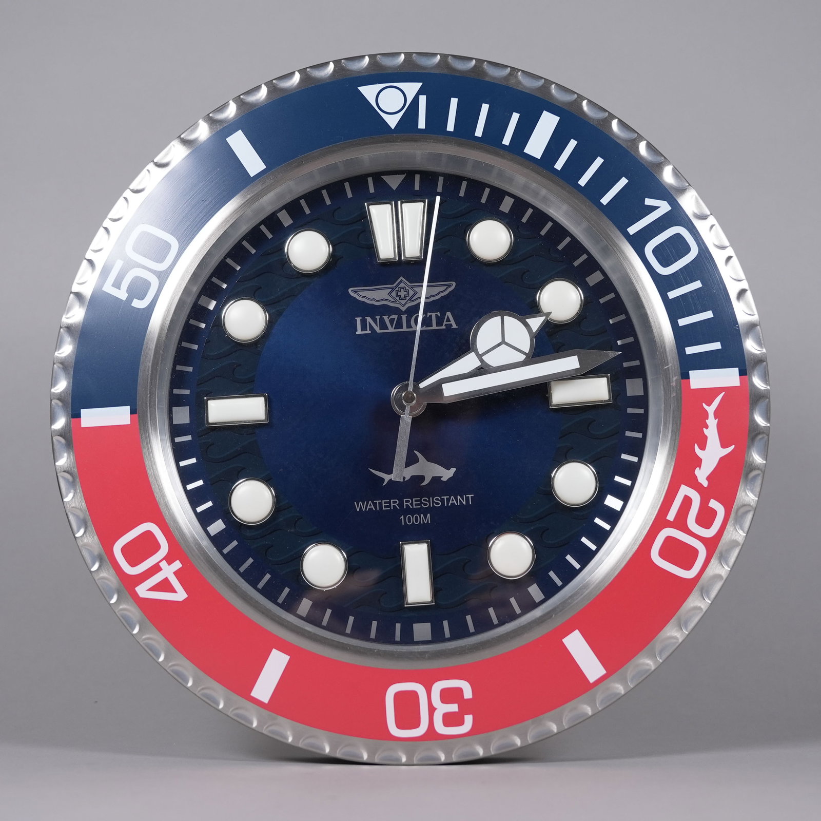 A fine wall clock working (1 of 6)