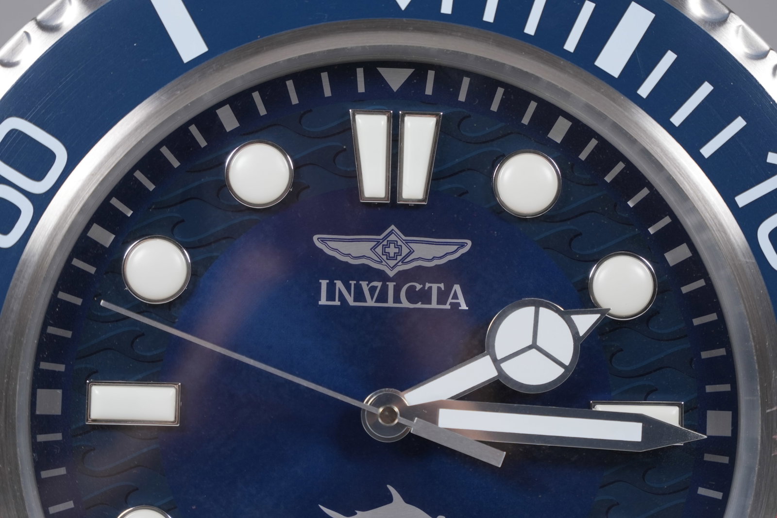 A fine wall clock working - 4