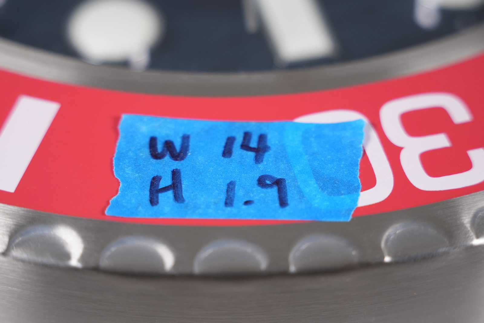 A fine wall clock working - 6