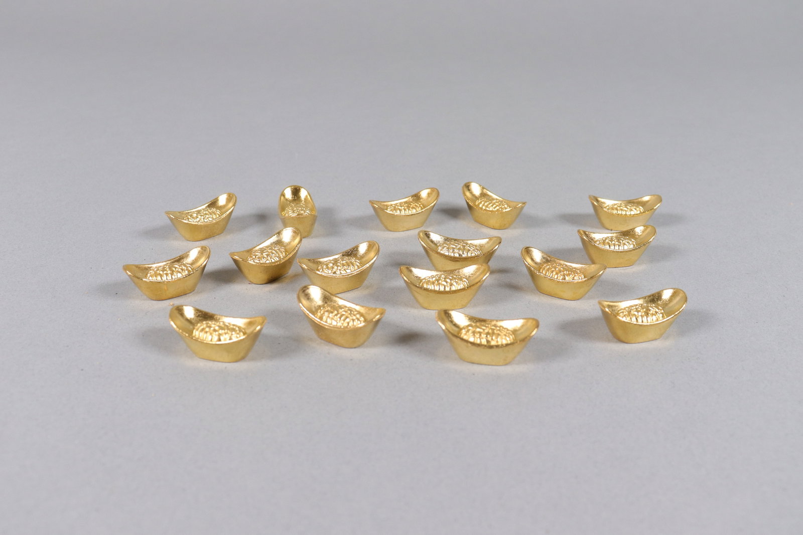 Lots Chinese ingots ungraded: Lots Chinese ingots ungraded. We do not guarantee its material, carving, engravings, or age. All sales are final, no return.