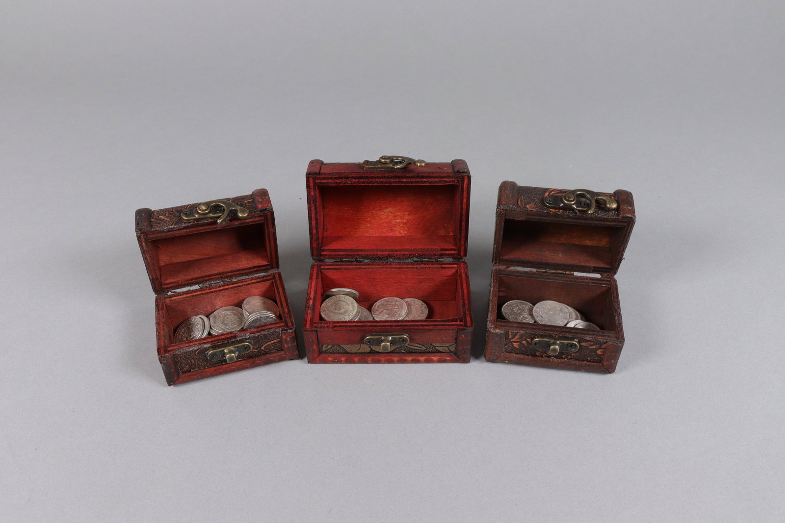 Lots estate coins ungraded: Lots estate coins, ungraded. We do not guarnatee its, material, carving, engraving, age and any writing on it. Came from an estate. All sales are final, no return.