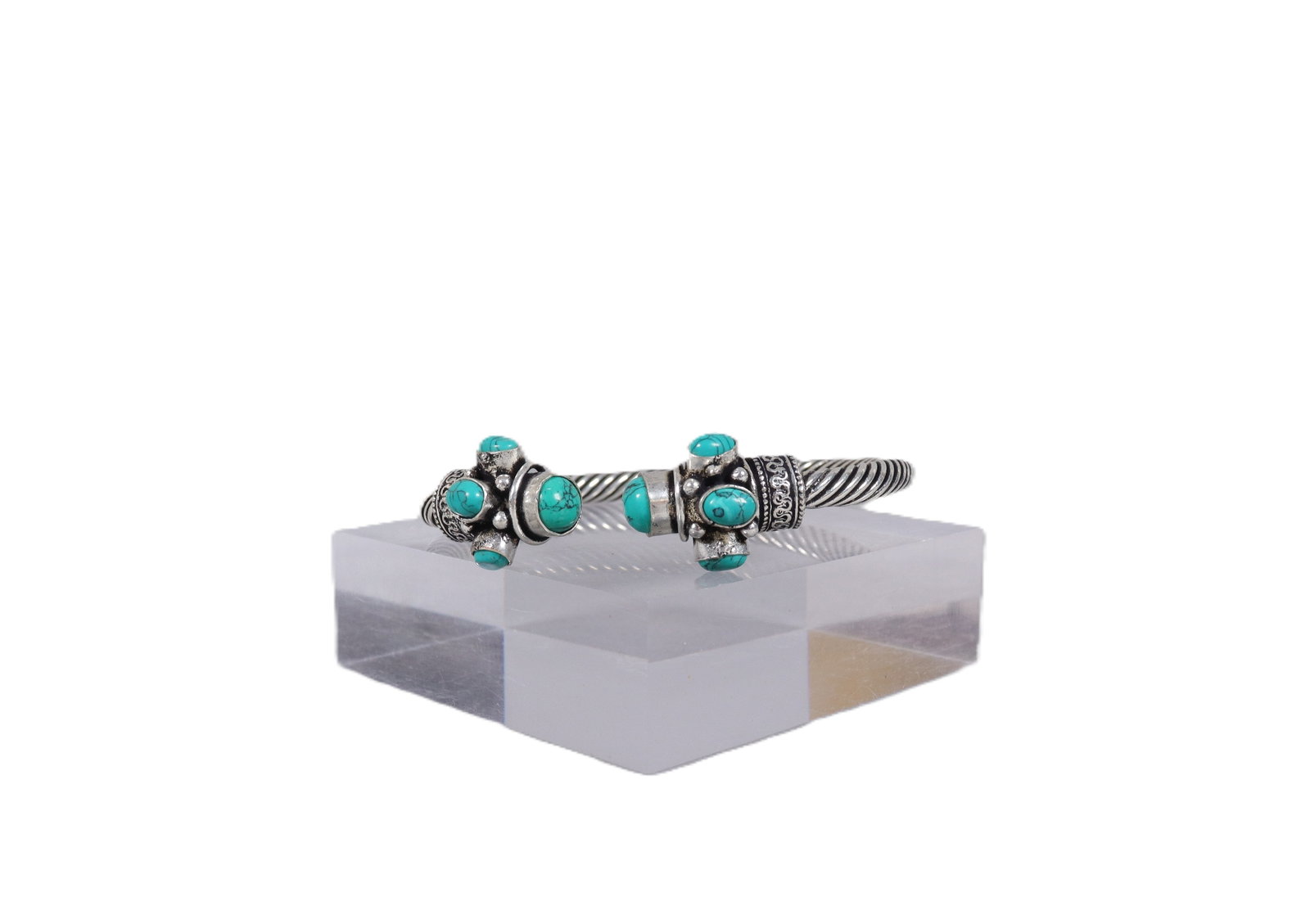 A vintage turquoise bracelet: A vintage turquoise bracelet, from an estate.