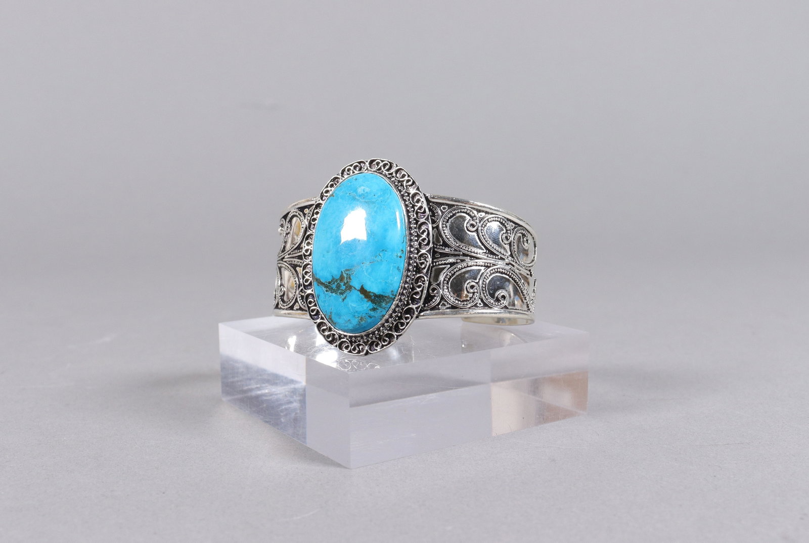 A vintage turquoise bracelet: A vintage turquoise bracelet, from an estate.
