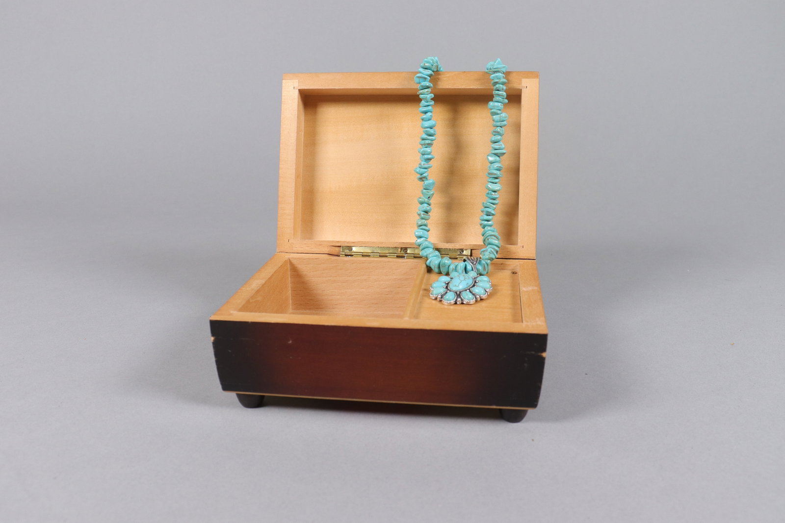 An estate fine necklace with box: An estate fine necklace with wooden box.