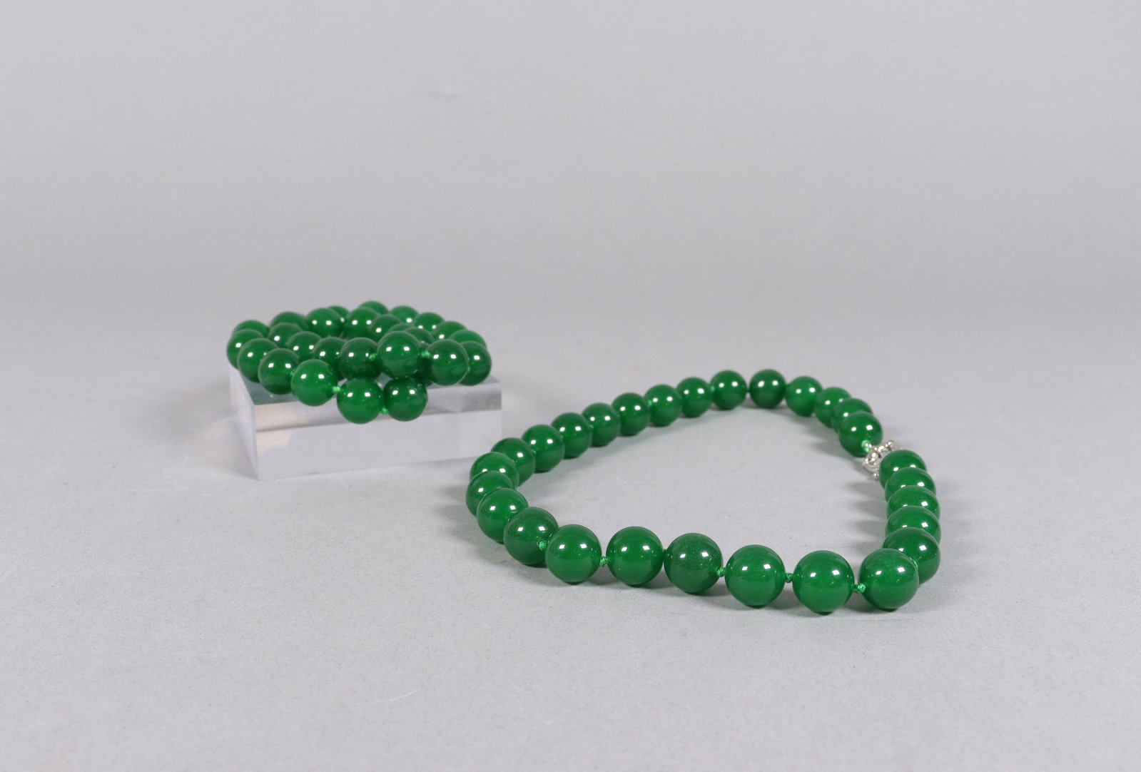 Lots Chinese apple green beaded items: Lots Chinese apple green beaded items.