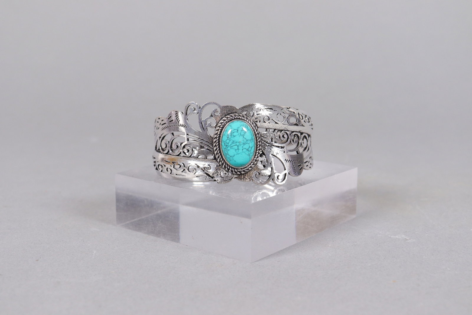 An estate vintage bracelet: An estate vintage bracelet, all sales are final, no return.