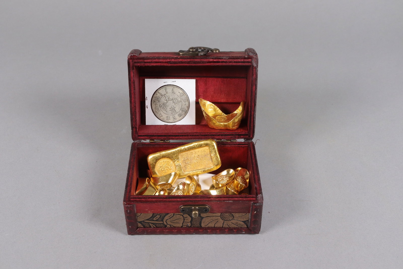 Lots Chinese ingots ungraded: Lots Chinese ingots ungraded. We do not guarantee its material, carving, engravings, or age. All sales are final, no return.