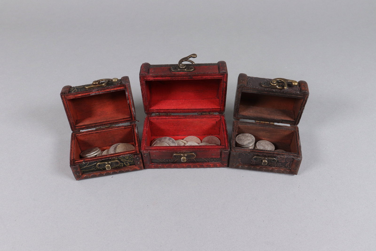 Lots estate coins ungraded: Lots estate coins, ungraded. We do not guarnatee its, material, carving, engraving, age and any writing on it. Came from an estate. All sales are final, no return.