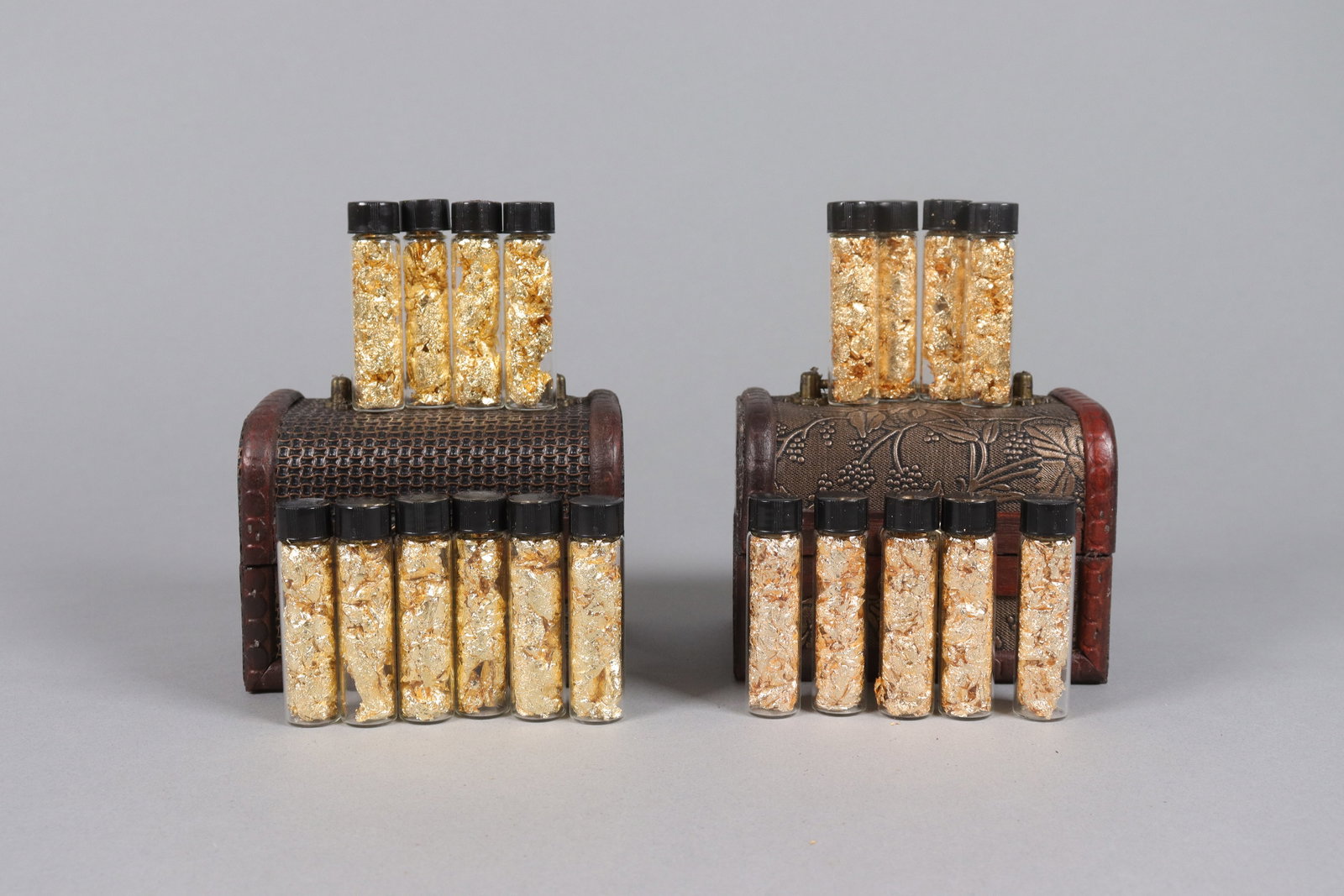 Lots gold flakes ungraded: Lots gold flakes ungraded. We do not guarantee its material, age. All sales are final, no return.