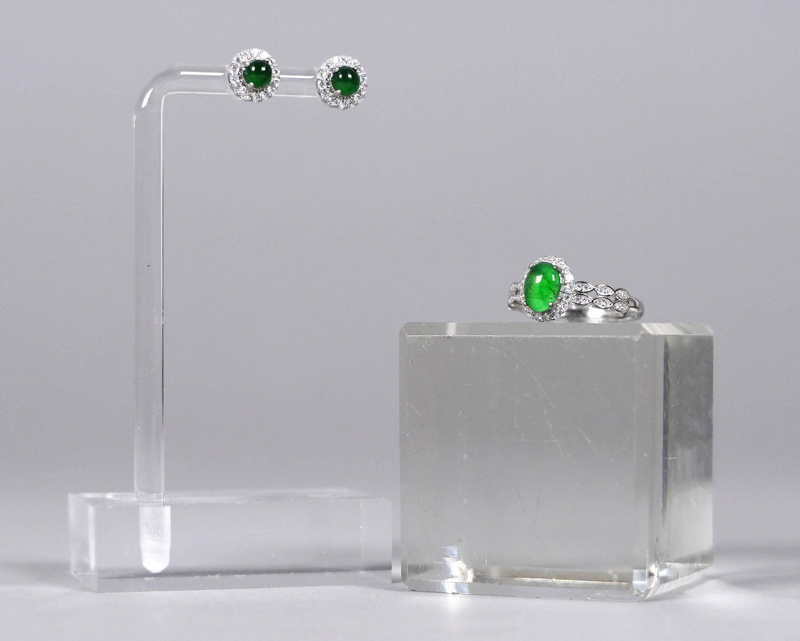 A set natural jadeite sterling jewelry: A set natural jadeite sterling jewelry.