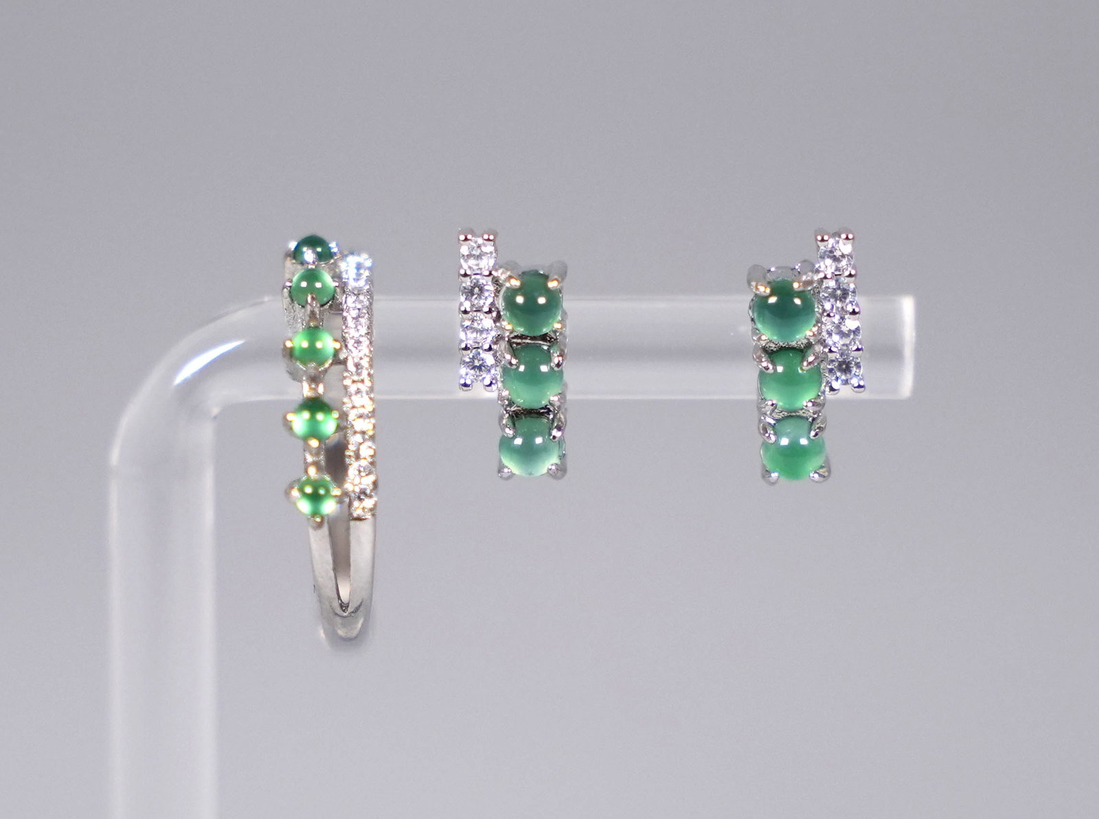A set natural jadeite sterling jewelry: A set natural jadeite sterling jewelry.