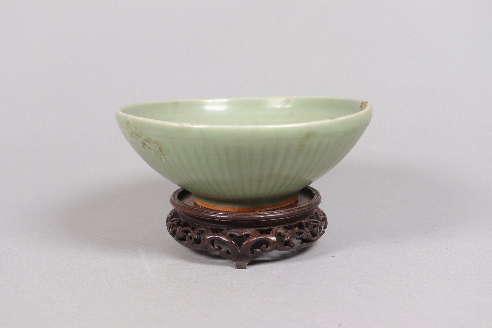 Chinese fine antique green bowl: Chinese fine antique green bowl, side has chipped. See detail photos. Condition selling it as is. All sales are final. H: 2.75" x W: 7."