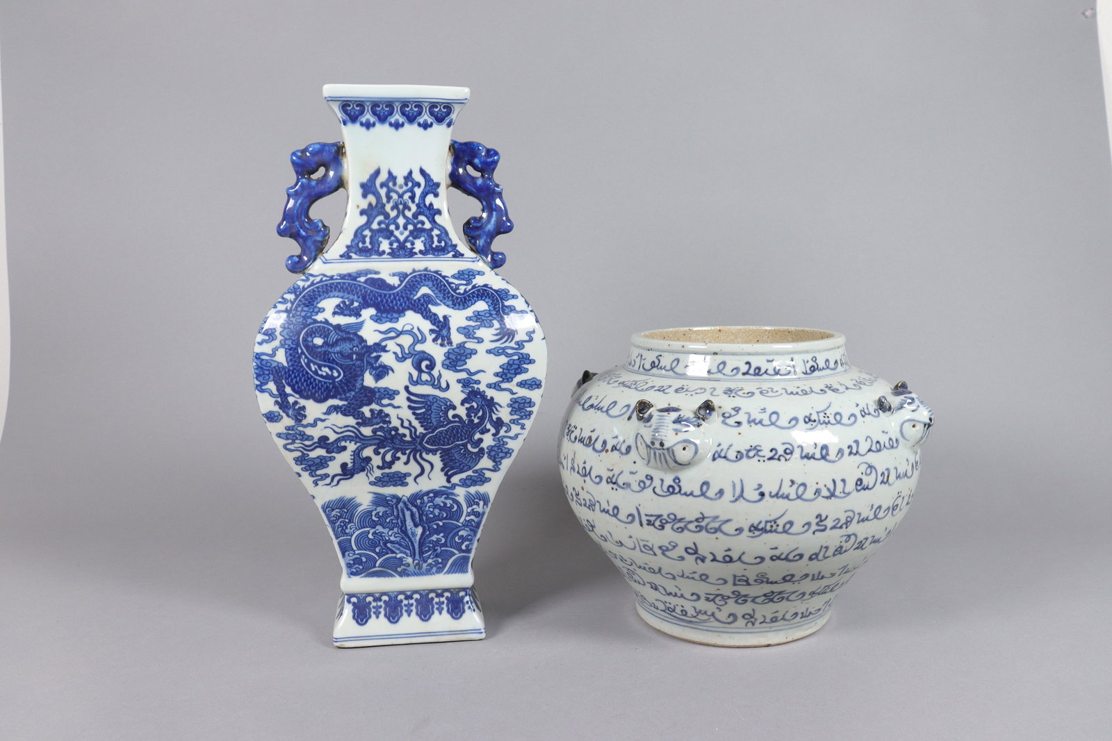 2 Chinese large b/w vase: 2 Chinese large blue and white vase. Largest H: 8.5" x W: 10.5."