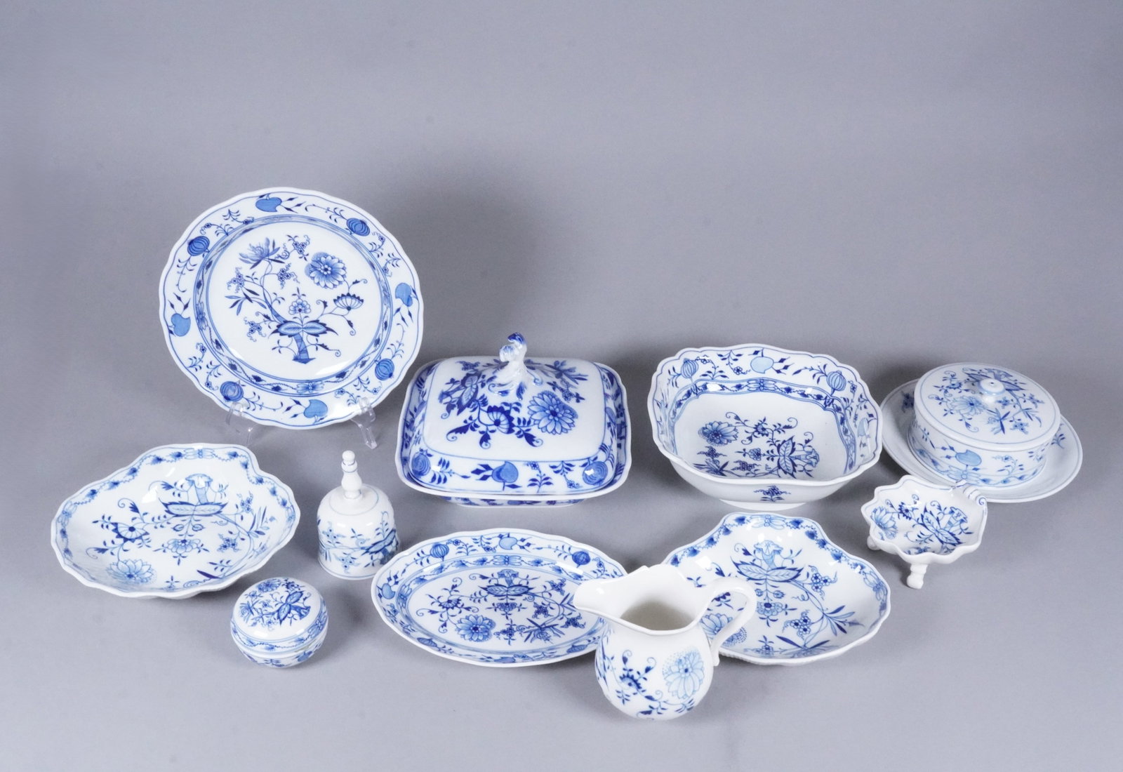 Lots antique b/w Meissen ceramics (1 of 8)