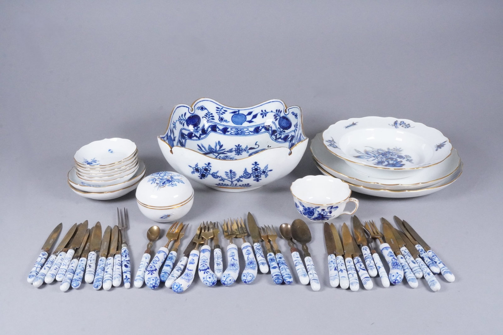 Lots antique b/w Meissen ceramics (1 of 8)