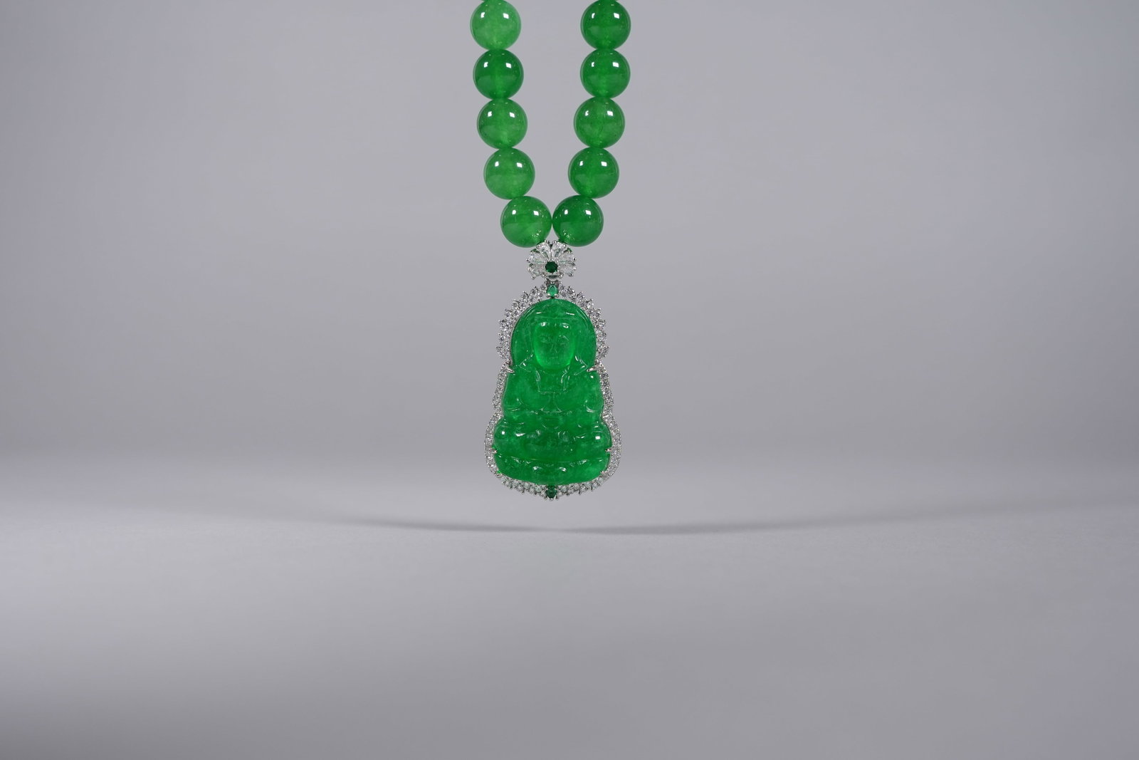 Chinese fine apple green pendant: Chinese fine apple green pendant.