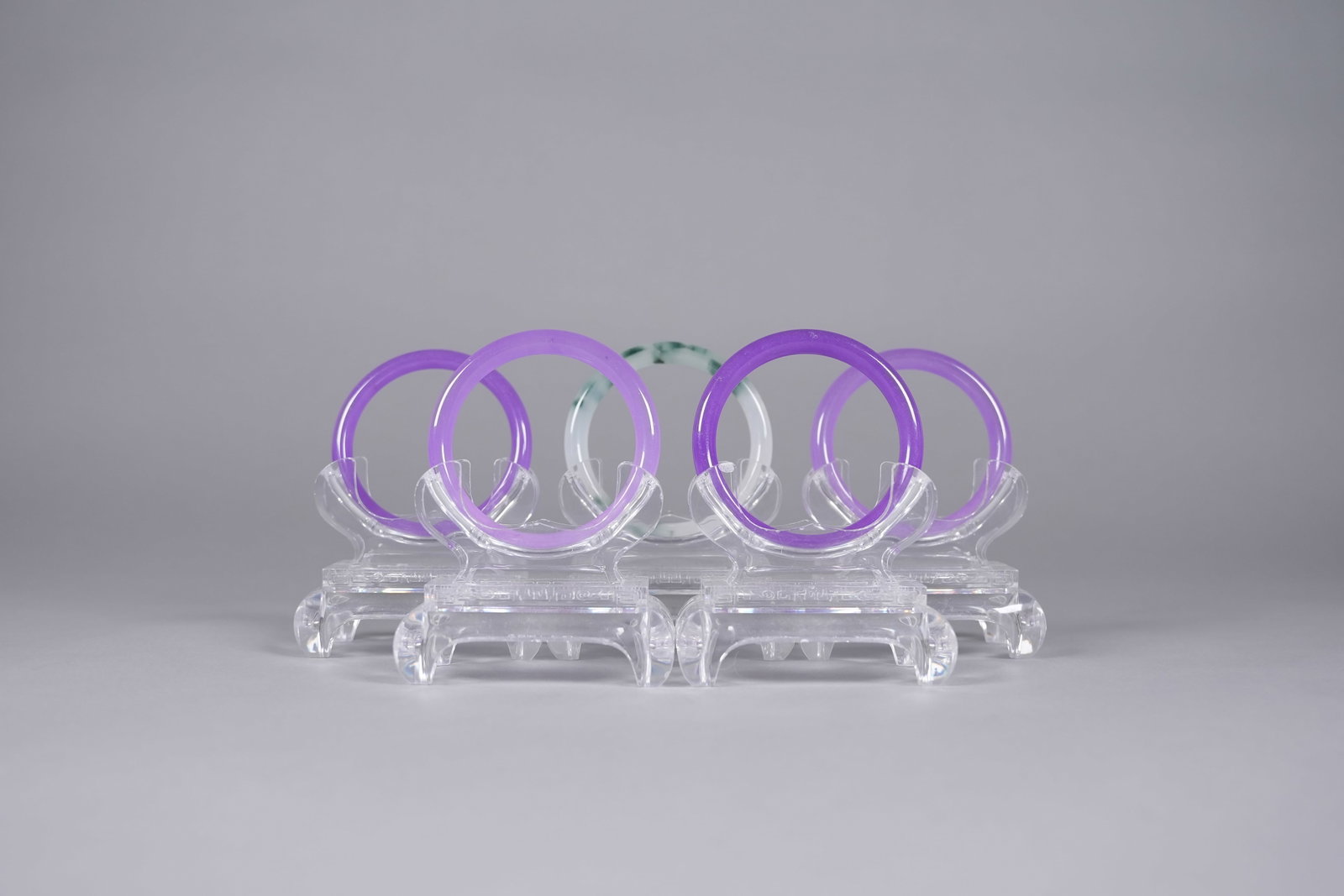 Lots Chinese fine bangles: Lots Chinese fine bangles.