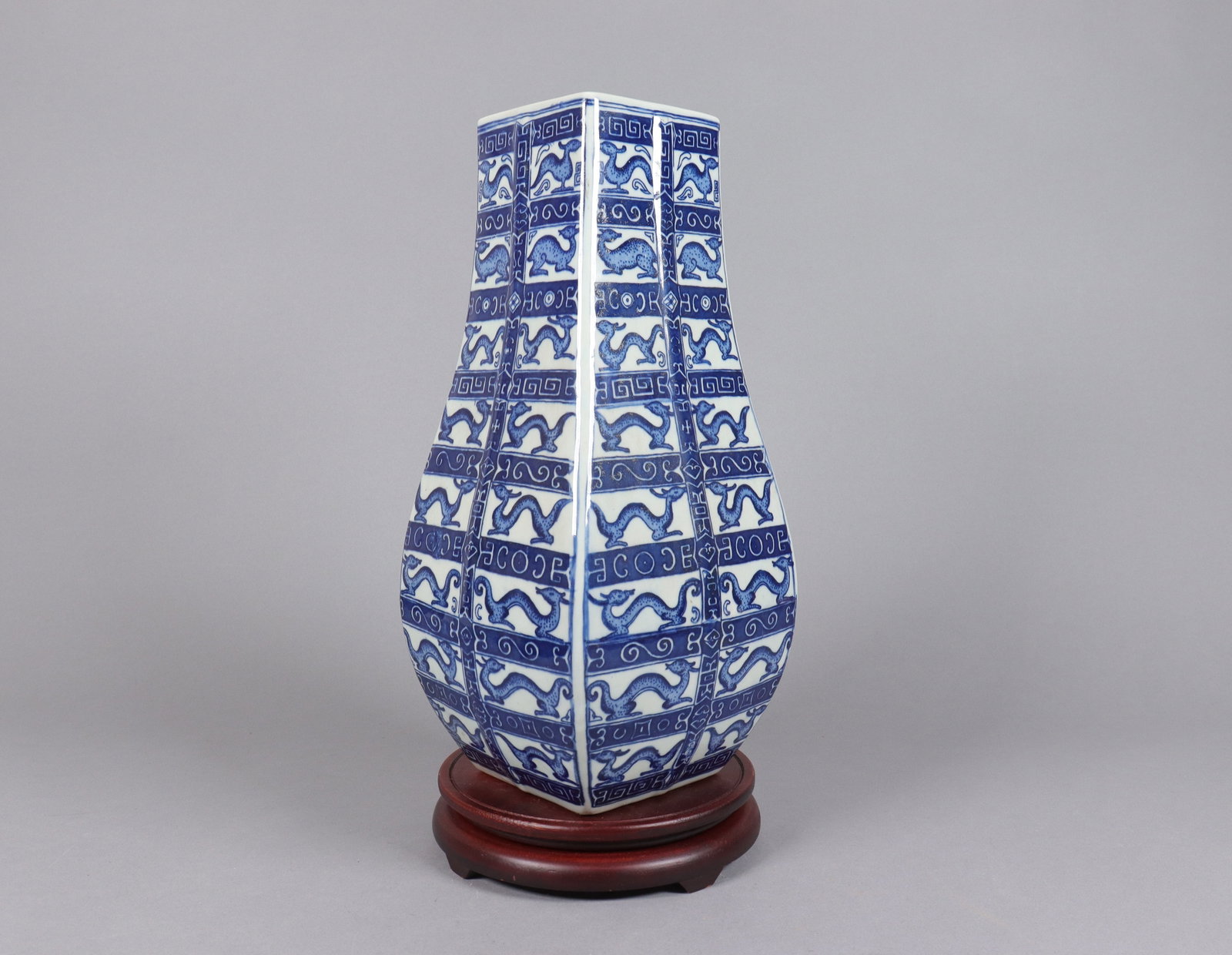 Chinese fine b/w vase: Chinese fine blue and white vase. H: 14.1" x W: 6.25."