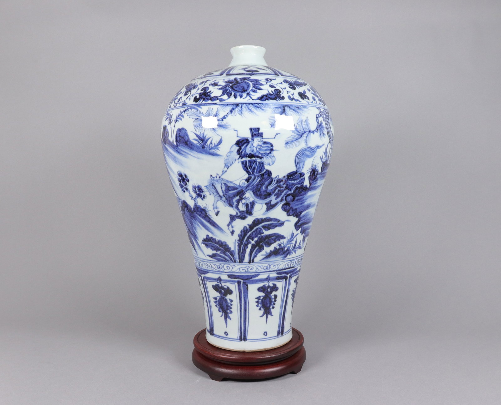 Chinese tall b/w fine vase: Chinese tall blue and white vase. H: 18" x W: 10."