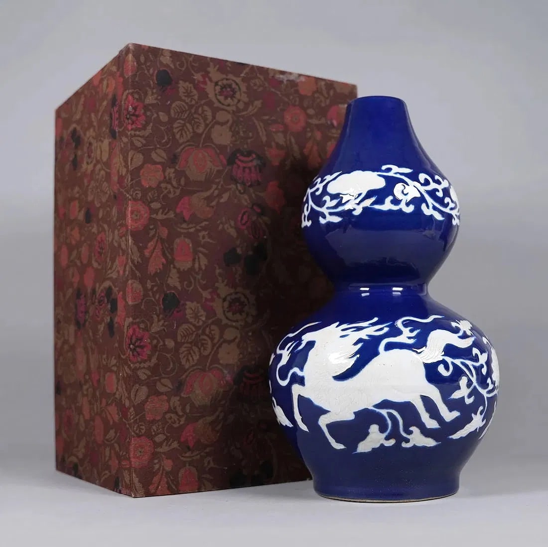 Chinese fine dragon gourd vase: Chinese fine dragon gourd vase with heavy silk box. H: 13.6" x W: 8."