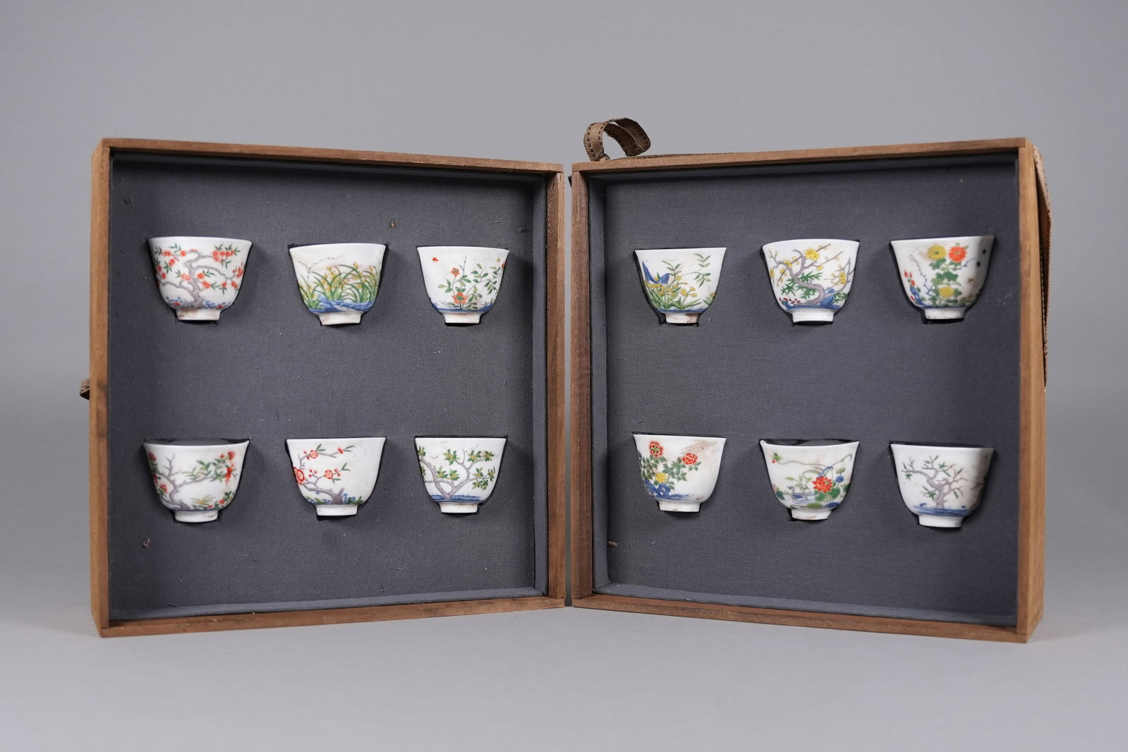 12 Chinese fine cups with box: 12 Chinese fine cups with wooden box.