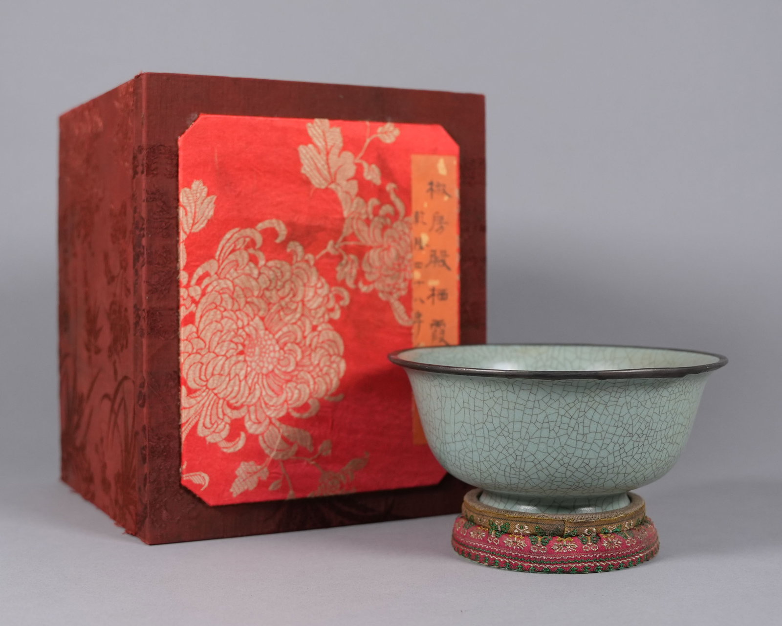 Chinese fine crackled bowl with silk box (1 of 7)