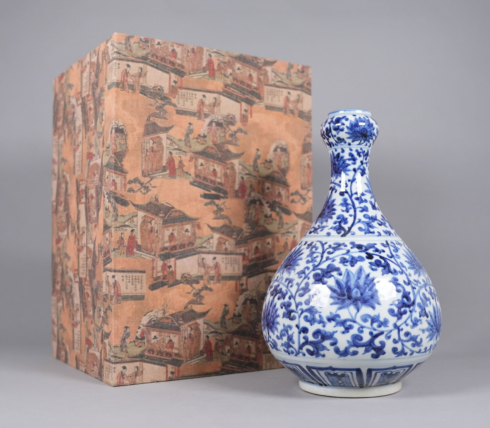 Chinese fine b/w vase with box: Chinese fine blue and white vase with heavy silk box. H: 12" x W: 8."