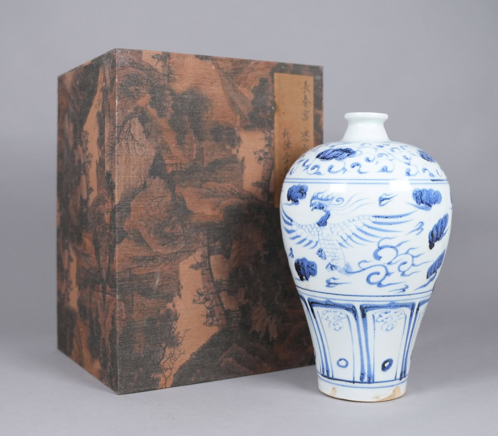Chinese fine b/w vase with silk box (1 of 7)